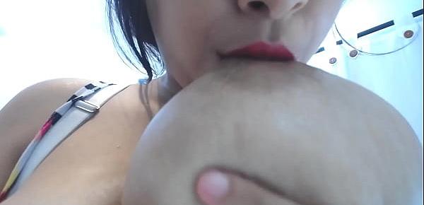  Tetona se saca  leche por webcam (2)